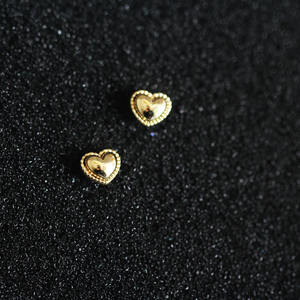 Pendientes de Botón Delicados con Corazón de Granate en Oro Macizo, Diseño Minimalista de Moda, Joyería Ligera Unisex para Regalo de Boda y Aniversario - Product Image 1