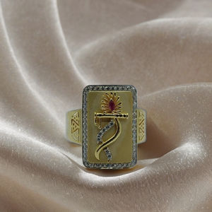 Bague traditionnelle en or 22 carats avec flûte de Krishna, bordure en diamants et pierre rouge, bague de créateur religieuse pour homme - Product Image 3