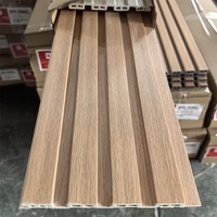 Panneaux muraux PVC modernes WPC brillants pour l'intérieur, étanches et ignifuges, idéaux pour les escaliers d'hôtel, les salles de bain et les entrepôts en Chine
