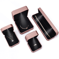 Boîte à bijoux en cuir PU personnalisée avec lumière LED, boîte à bijoux en plastique, boîte à bijoux octogonale, chaîne de bague, bracelet