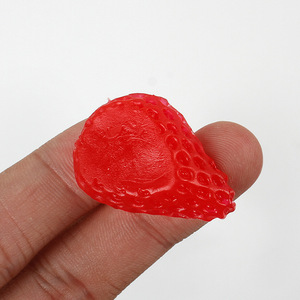 Vente directe d'usine d'accessoires en PVC simulant des tranches de fraises, matériaux pour la fabrication de gâteaux simulés, bijoux faits main DIY - Product Image 3