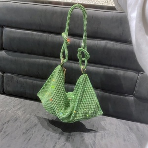 Sac de soirée de luxe pour femme avec strass et perles, pochette de mariage à bandoulière avec chaîne en fer et cordon de serrage, style sac fourre-tout - Product Image 3