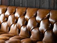 Canapé Chesterfield classique en cuir buff capitonné, pieds en bois massif, finition laiton, style vintage, mobilier d'intérieur