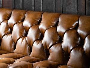 Canapé Chesterfield classique en cuir buff capitonné, pieds en bois massif, finition laiton, style vintage, mobilier d'intérieur - Product Image 5