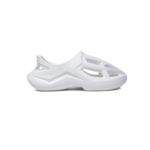 Zuecos blancos de punta abierta, transpirables, de EVA, zapatos de plástico para verano. - Product Image 1