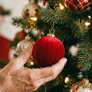 Ensemble de 16 décorations de Noël circulaires en velours de luxe, incassables, haute qualité, 3 couleurs (rouge, bleu), floquées, à suspendre, pour fêtes de fin d'année - Product Image 4