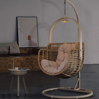 Fauteuil suspendu en rotin moderne avec coussin moelleux et cadre en aluminium, hamac suspendu en forme d'œuf avec support pour une utilisation en extérieur et en intérieur