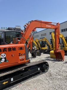 Excavatrices Hitachi ZX80 d'occasion de haute qualité, 8 tonnes, sur chenilles, importées du Japon, avec accessoire de pince, attache rapide et brise-roche - Product Image 3