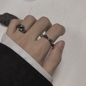 Anello da uomo in acciaio inossidabile, stile hip-hop geometrico, versatile ed elegante, dal design audace e dallo stile Instagram, semplice, per e-commerce transfrontaliero. - Product Image 6