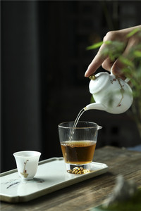 Service à thé Kung Fu en porcelaine blanche élégante, mini, peint à la main, avec des paillettes dorées - Product Image 3