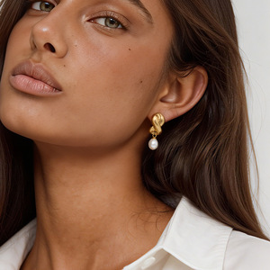 Boucles d'oreilles pendantes plaquées or avec nœuds et perles d'imitation, bijoux classiques à la mode pour femmes - Product Image 1