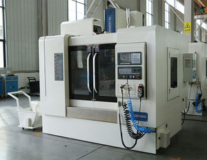 Machine de fraisage CNC VMC840 verticale 5 axes haute précision pour le tournage automatique de portes métalliques - Product Image 2