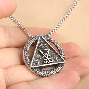 Pendentif triangle Viking en acier inoxydable pour hommes, collier géométrique avec œil, style rétro punk 231021 - Product Image 3