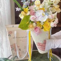 Nouveau sac fourre-tout trapézoïdal en carton blanc laminé avec poignée longue pour exposition, fleuriste, emballage de bouquets