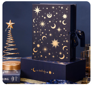 Elegante Caja <span class=keywords><strong>de</strong></span> Regalo Cuadrada con Tapa Abatible y Diseño Celestial en Azul Marino y Detalles Dorados Reutilizable - Product Image 3