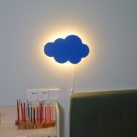 Applique murale en bois au design de nuage bleu, luminaire décoratif et coloré, idéal pour la chambre d'un bébé