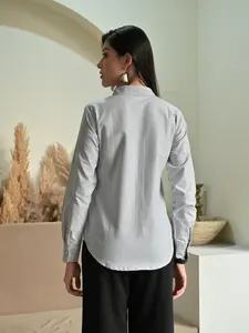 Camisa Formal corta sólida gris hecha a mano de hilo Premium teñido 100% algodón que ofrece elegancia refinada comodidad Superior - Product Image 5