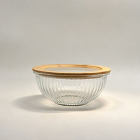 Ensemble de saladiers en verre multi-tailles, transparents, à nervures, avec bord en bambou et couvercle visible, pour la préparation des aliments et le service lors de fêtes