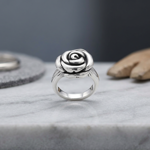 แหวนหมั้นโรแมนติกสำหรับผู้หญิง รุ่นดอกกุหลาบบาน สีเงิน 925 - แหวนเงิน 925 รุ่น Vault TH - Product Image 1