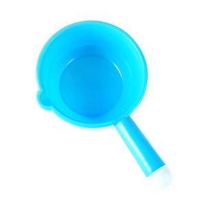 Louche à eau en plastique colorée avec long manche pour le jardinage et le bain - Product Image 5