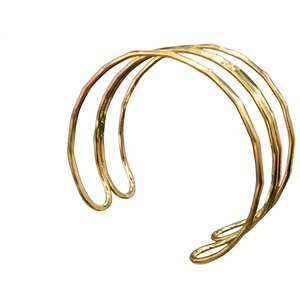 Bracelet ouvert fait main avec une finition élégante pour les femmes tendance, bracelet en laiton classique à courbe réglable - Product Image 1