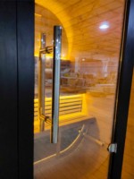 Sauna à vapeur carré extérieur pour 4 à 6 personnes, construction en épicéa carbonisé avec cadre noir, chauffage 6 kW, porte en verre trempé