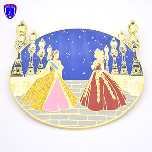 Insigne personnalisé <span class=keywords><strong>de</strong></span> haute qualité représentant une belle en robe jaune avec un chat blanc avec un apprêt sable en émail violet et un bord à motifs - Product Image 4