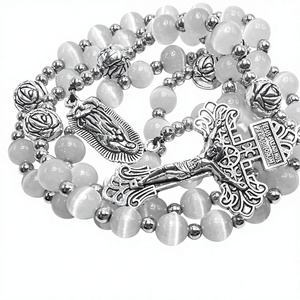 Terço de Aço Inoxidável para Mulheres e Homens, Contas de 8mm em Olho de Gato Branco com Crucifixo Prateado Ornamentado e Medalha da Virgem Maria - Product Image 1