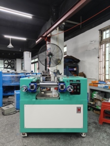 Laminadora de Dos Rodillos Abierta de 3 Pulgadas |   Máquina Mezcladora de Caucho |   Mezcladora de Tipo Abierto para Pequeños Lotes - Product Image 3