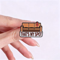 Broche émaillée 'Single That Is My Spot Sofa' avec motif canapé marron et flèche rouge, pour décoration de sac à dos