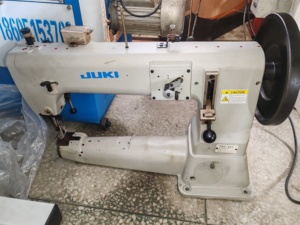 Machine à coudre Juki 441 d'<span class=keywords><strong>occasion</strong></span>, robuste, à double entraînement (pied mobile et alimentation supérieure et inférieure), pour la couture de selles en cuir - Product Image 2