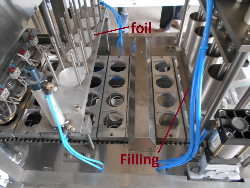 Automatische Vulmachine Voor Kleine Bedrijven Pudding Cup Vulling Sluitmachine