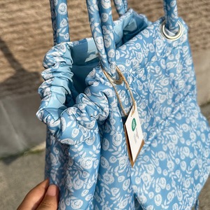 Bolso de hombro acolchado de algodón y nailon grande de 20 pulgadas, bolso de viaje de fin de semana con flores azules, bolso acolchado con cordón y bolsillo - Product Image 4