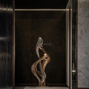 Escultura Moderna de Fibra de Vidrio Distorsionada Vincentaa, Escultura Decorativa Dorada para Interiores - Product Image 2