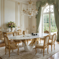 Table à manger ovale en marbre écologique faite à la main de luxe, base sculpturale plaquée or, mobilier haut de gamme moderne pour 6 personnes, hôtel, villa