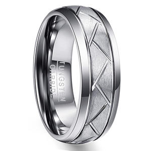 Anillo Dominante <span class=keywords><strong>para</strong></span> Hombre de Acero de Tungsteno Color Plata con Superficie Cepillada, Ancho de 8 mm y Patrón de Banda de Rodadura con Ranura Diagonal - Product Image 4