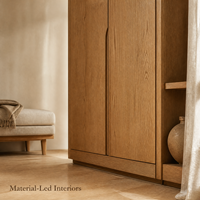Armoire sur mesure GoldenHome en chêne chaud |   Conception pleine hauteur |   Espace de rangement suspendu avec LED |   Tiroirs sans poignées |   Rangement de chambre à coucher