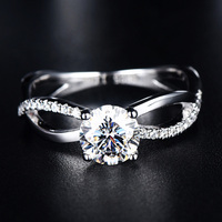 Anillo de Moissanita Redonda con Baño de Rodio y Piedras Laterales, Plata 925, Engaste de Garras, Joyería de Compromiso