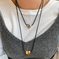 Personnalité de la mode laiton plaqué or coeur pendentif noir longue corde chandail chaîne collier bijoux usine en gros