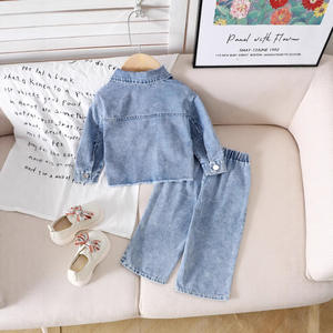 Nuovo Set Trendy Primaverile e Autunnale per Ragazze: Cappotto a Maniche Lunghe con Fiocco Ricamato + Pantaloni Lunghi in Jeans con Fiocco Ricamato - Product Image 2