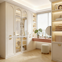 Armoire dressing sur mesure blanche crème avec grand espace de rangement, table de maquillage et tiroirs intégrés