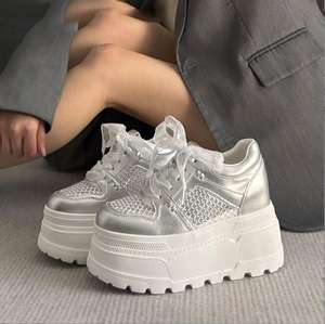 Scarpe Casual da Donna in Rete Bianche e <span class=keywords><strong>Nere</strong></span> <span class=keywords><strong>con</strong></span> <span class=keywords><strong>Suola</strong></span> Spessa, Piattaforma Rialzata e Lacci - Product Image 1