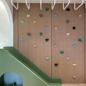 Mur d'<span class=keywords><strong>escalade</strong></span> pour enfants panneau mural en bois massif personnalisé insonorisant étanche décoration domestique moderne pour sous-sol - Product Image 1