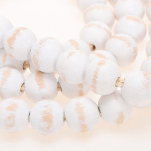 Guirnalda de cuentas de madera vintage lavada blanca de 58 pulgadas con borla para decoración de madera de granja - Product Image 2
