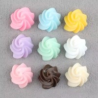 Stock en gros de motifs en résine colorée à dos plat, prix abordable, pour DIY, motifs Crème Fouettée, Fleurs, Bonbons, pour la décoration, les souvenirs et les styles artificiels