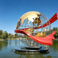 Globe Terrestre Décoratif - Grande Sculpture Artistique en Résine de Fibre de Verre, Thème Dessin Animé, Durable, pour Atriums d'Entreprises Extérieurs et Complexes Hôteliers de Luxe (Or)