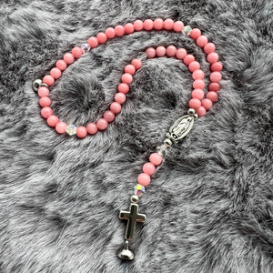 Bracelet de prière catholique à 5 chapelets avec fermoir magnétique religieux, en calcédoine rose, avec pendentif de la Vierge de Guadalupe - Product Image 2