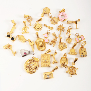Valise, chapeau et lunettes |   Charmes en émail en acier inoxydable plaqué or 18 carats |   Pendentifs soleil, lune, cœur, appareil photo et beigne pour bricolage - Product Image 5