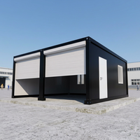 Garage modulaire en acier sur mesure, moderne, avec portes à double volet roulant pour le stationnement de deux voitures et un stockage sécurisé des véhicules