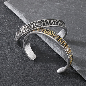 Bracelet en acier inoxydable texturé gravé de runes <span class=keywords><strong>Viking</strong></span> Triquetra C-Bracelet personnalisable Bijoux de mythologie nordique pour hommes - Product Image 2